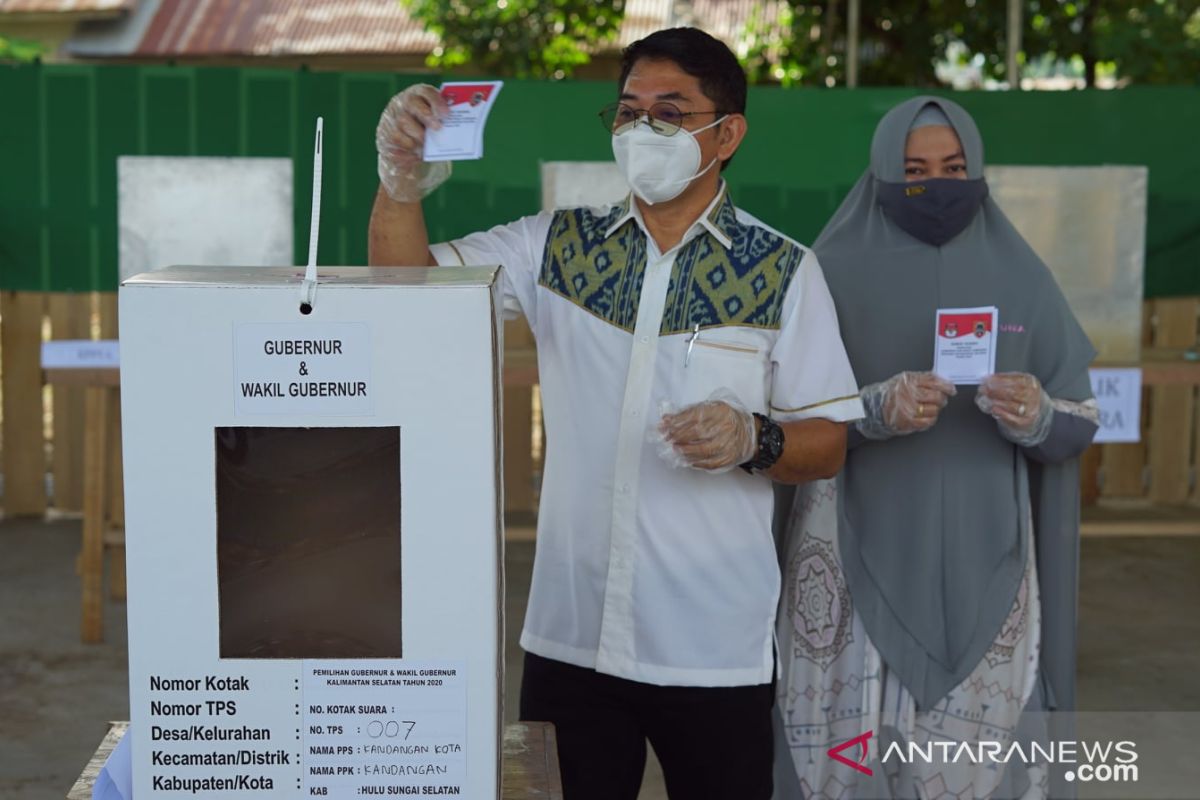 Wabup beserta istri gunakan hak pilih di TPS 07 Kandangan Kota