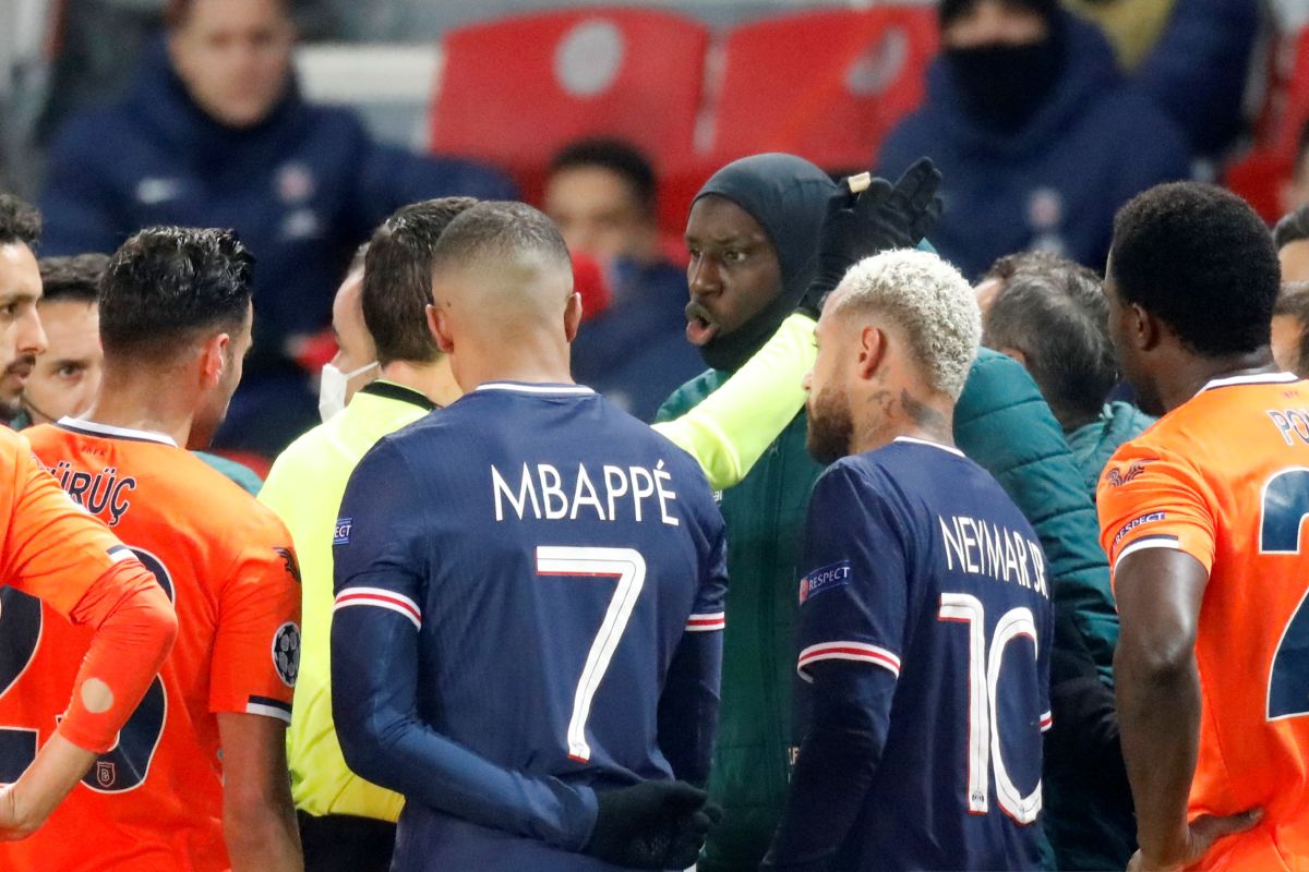 Laga PSG vs Basaksehir dilanjutkan dengan pergantian ofisial