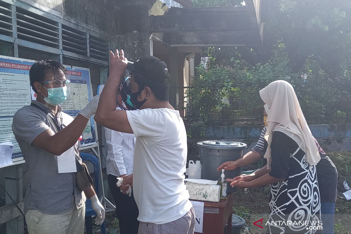 Terapkan prokes pemilih wajib pakai sarung tangan