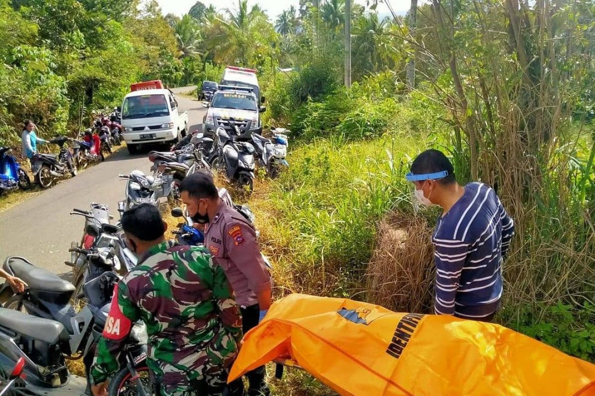 Ceceran darah mengarah ke semak-semak, ternyata ada sesosok mayat perempuan