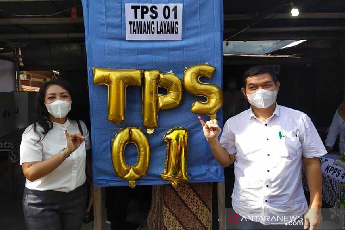 Gunakan kemeja putih, Bupati Bartim coblos di TPS 01 Tamiang Layang