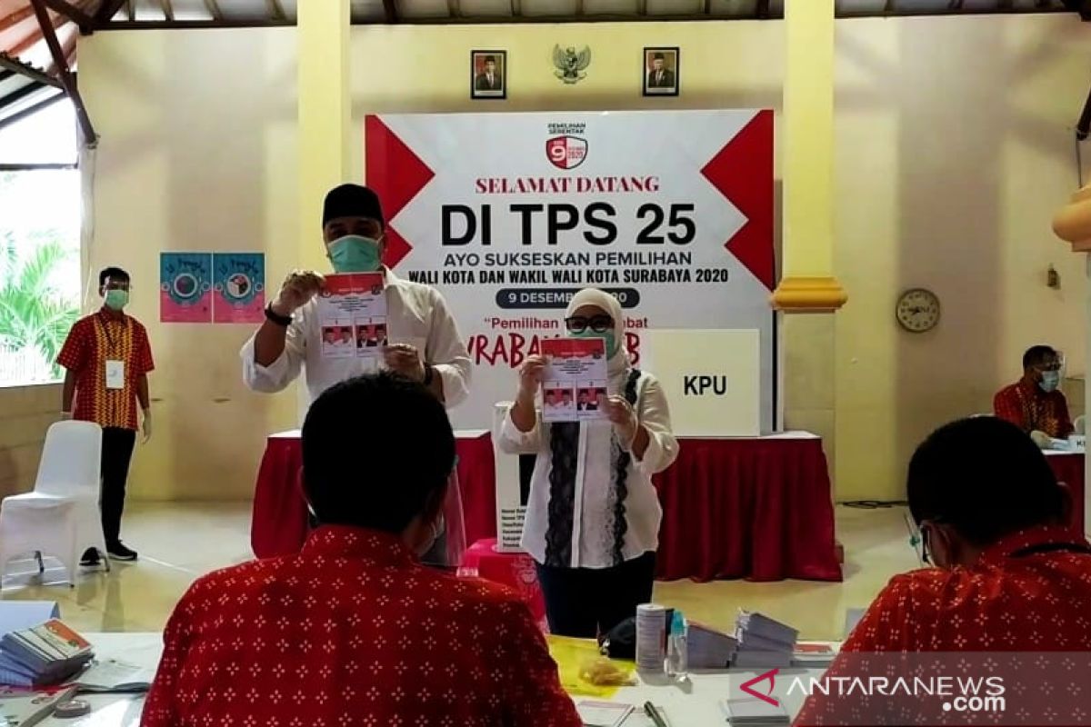 Cawali Surabaya Eri berikan hak suara didampingi istri