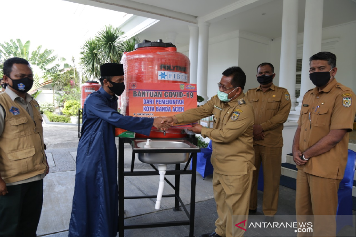 Pemerintah berikan paket cegah COVID-19 untuk dayah di Banda Aceh