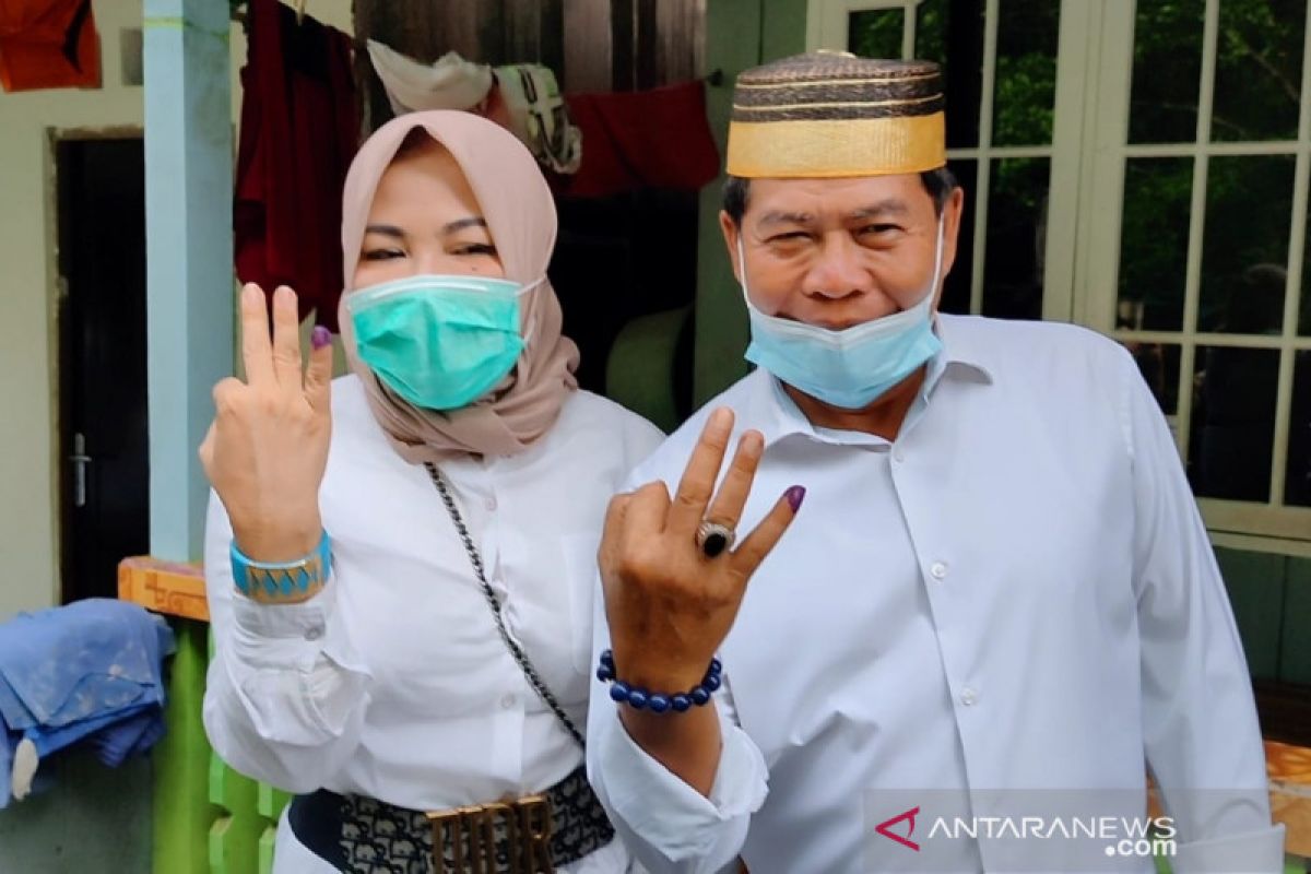 Zainal beserta istri mencoblos di  kawasan kampung atas air