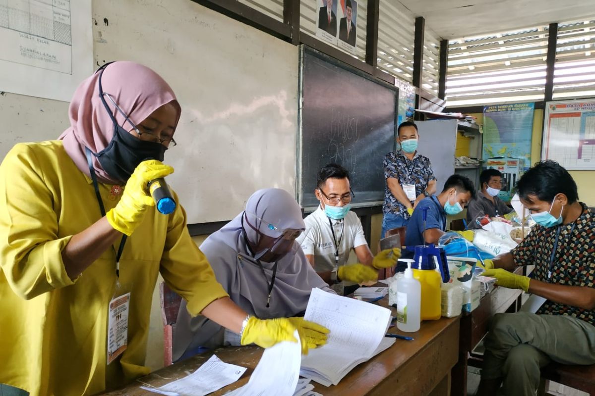 Warga Kapuas Hulu antusias datangi TPS dengan protokol kesehatan