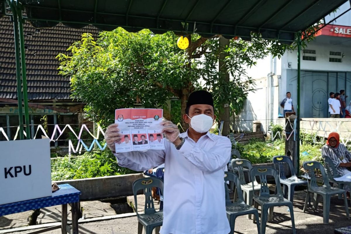 Calon Wali Kota Sibolga, Ahmad Sulhan Sitompul mencoblos di TPS 11