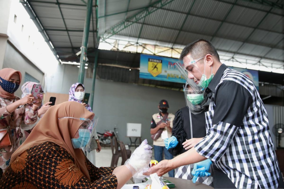 Calon Wali Kota Makassar Syamsul Rizal coblos di TPS 019