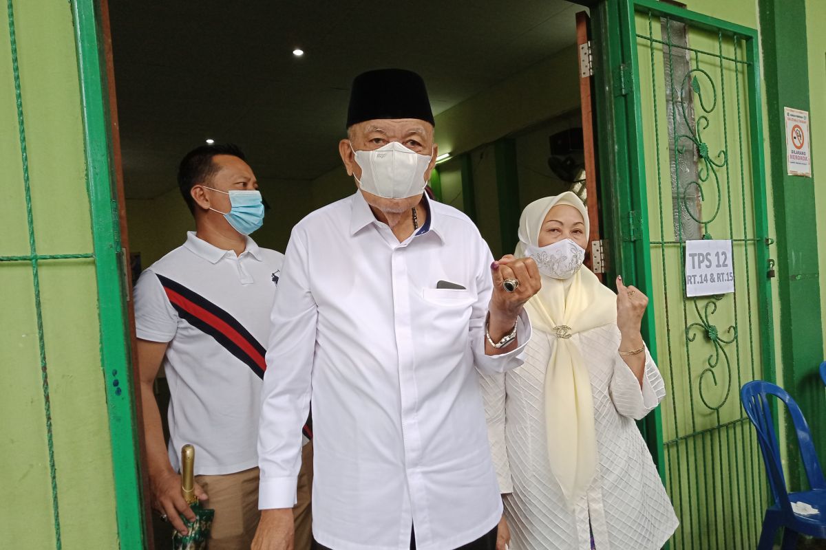 Udin beserta istri mencoblos di TPS 12 Tarakan