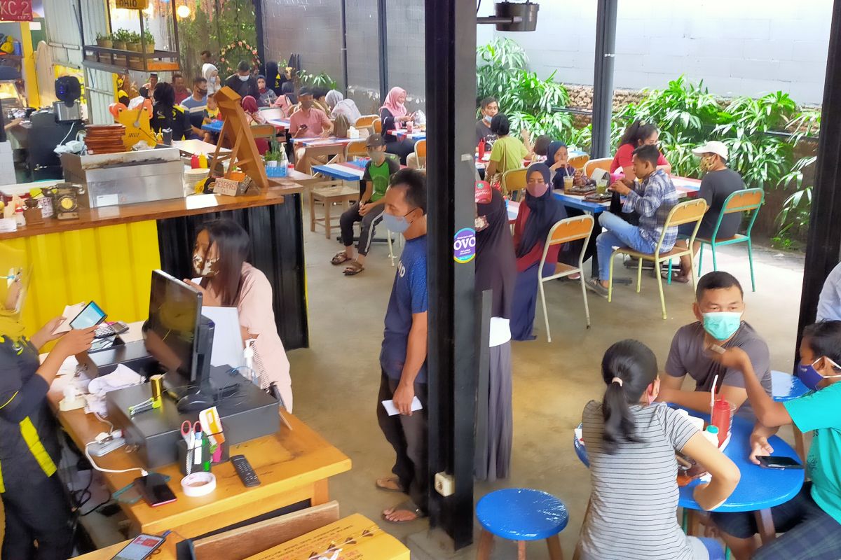 Tunjukkan jari bertinta dapat "voucher" kedai makan di Sidoarjo