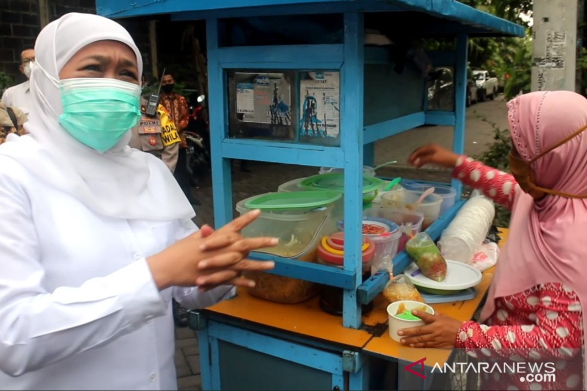 Gubernur Khofifah traktir dawet usai salurkan hak suara