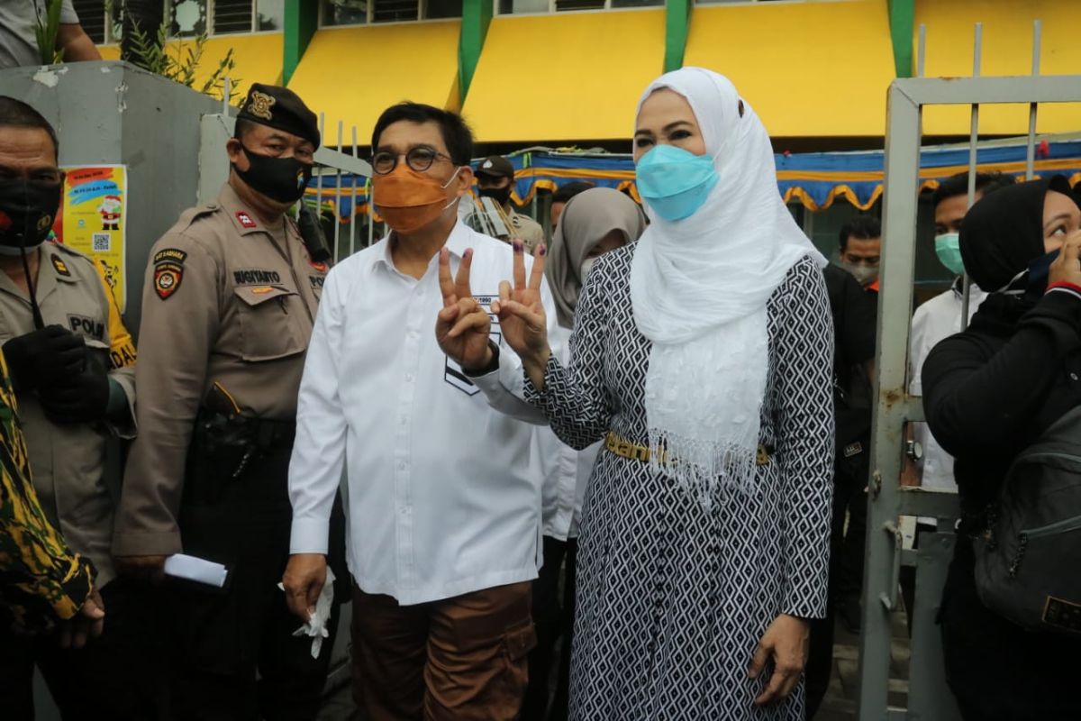 Pilkada Surabaya, Eri-Armuji unggul di TPS Cawali Machfud Arifin mencoblos