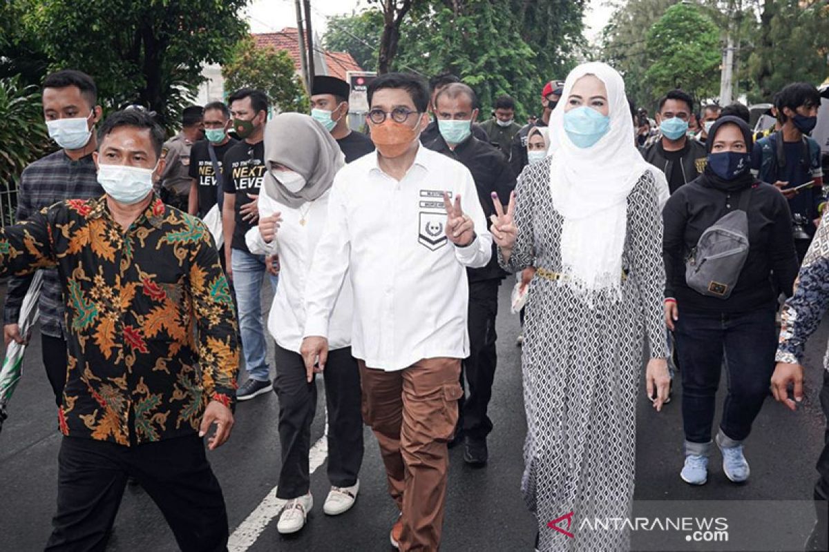 Cawali Surabaya Machfud Arifin pantau sejumlah TPS usai mencoblos