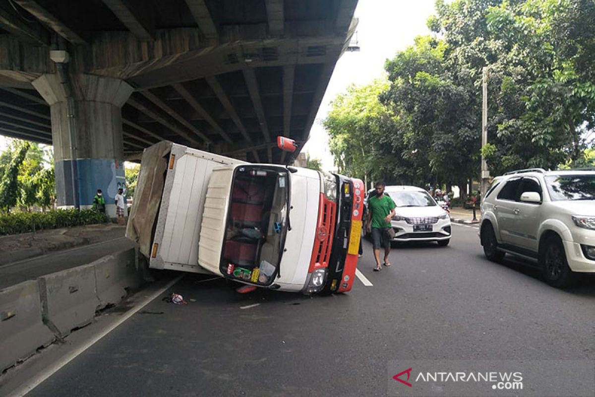 Jalan Ahmad Yani macet panjang akibat truk terguling