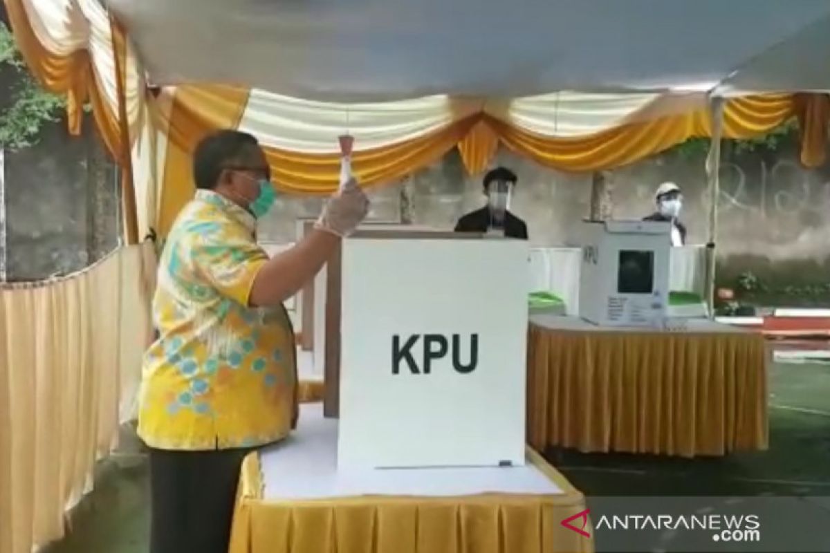 Calon Bupati Sukabumi petahana salurkan suaranya di ruang isolasi