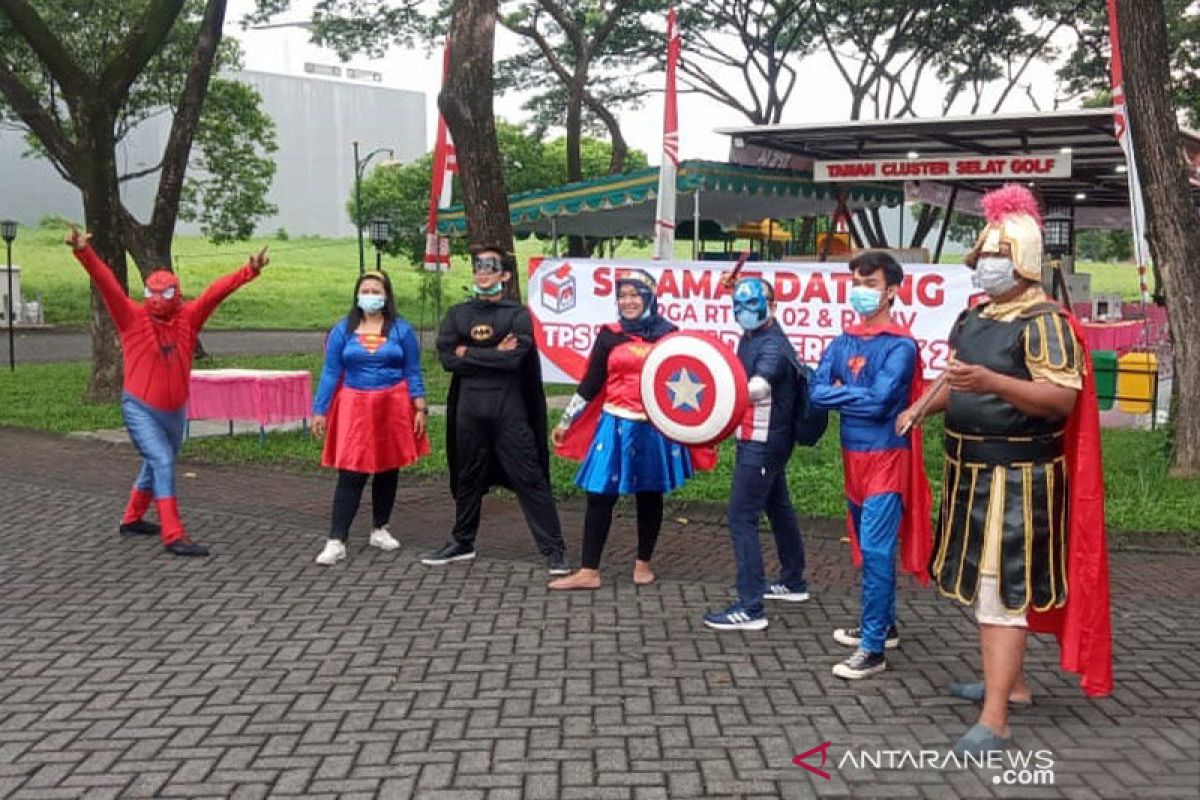 "Super Hero" jadi petugas KPPS di TPS 14 Jeruk Surabaya