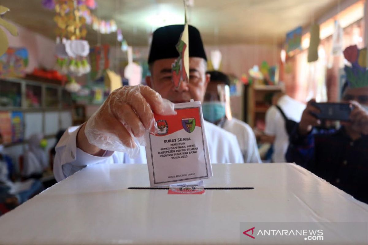 Cagub Sumbar Nasrul Abit mencoblos di kampung halaman Pesisir Selatan