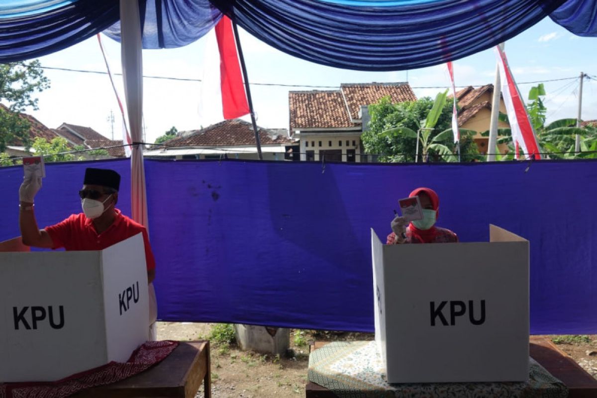 Bupati Lampung Tengah salurkan hak suaranya di TPS 001 Kelurahan Bumi Mas