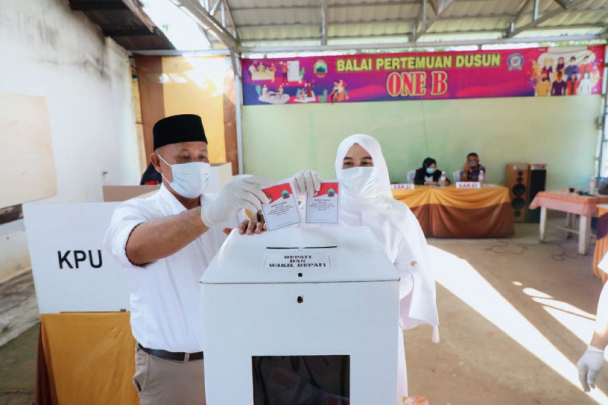 Bupati Lampung Selatan gunakan hak pilihnya di TPS 001 Tanjung Bintang