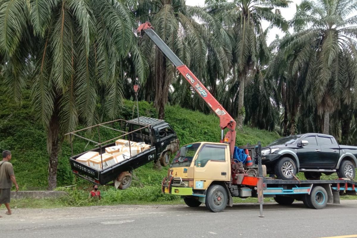 Pickup muatan kepiting sudah dievakuasi menggunakan truk kren di Aceh Tamiang