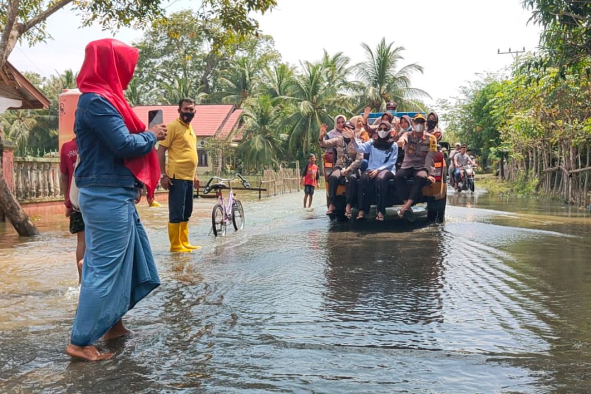 Terobos banjir, AKBP Eko Hartanto bawa bantuan kepada korban banjir