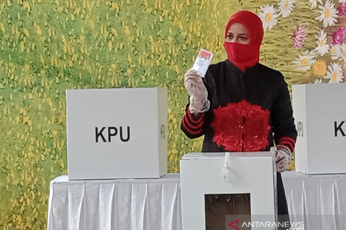 Pilkada Jember: Cabup petahana Faida akui kalah karena takdir