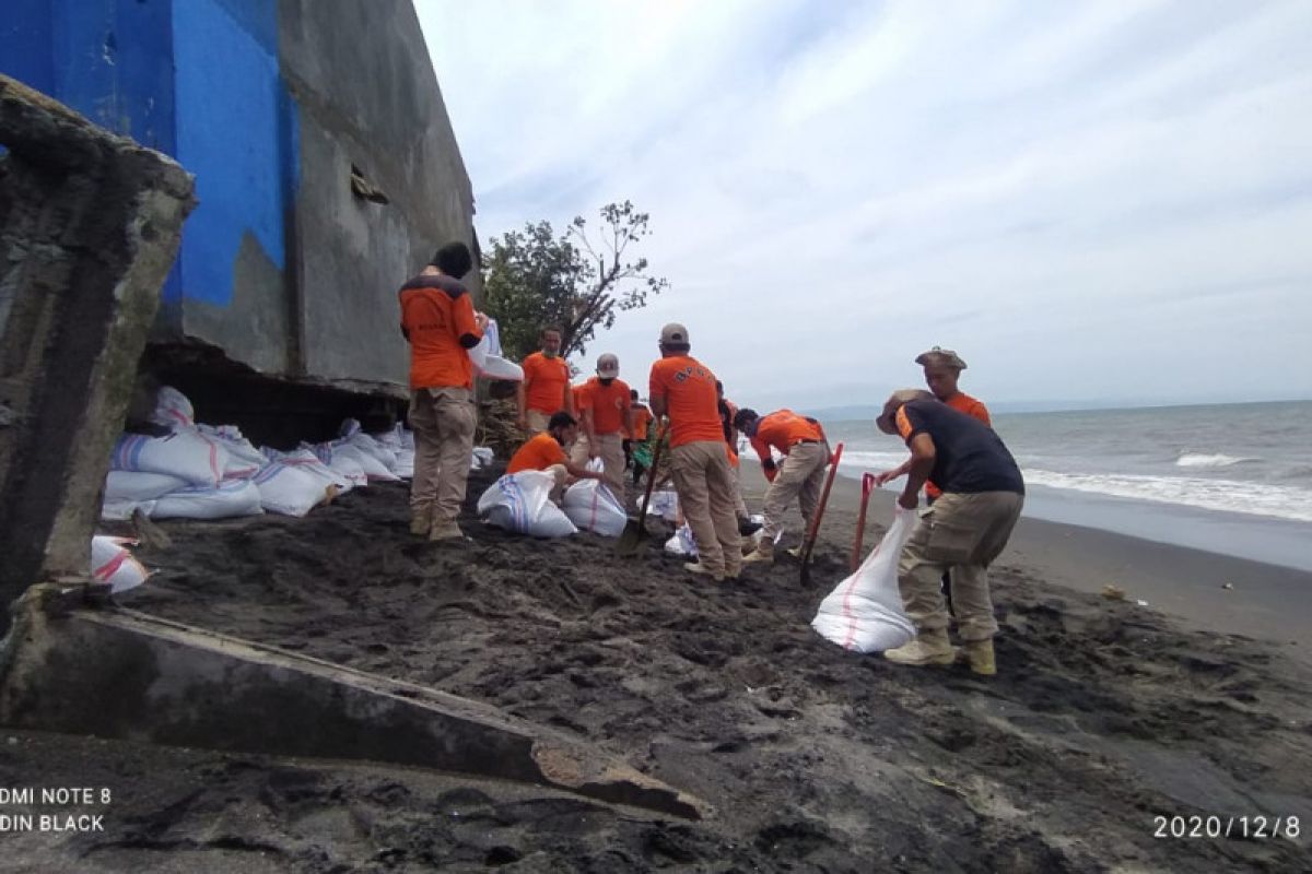 Satu rumah nelayan Kota Mataram roboh akibat abrasi pantai