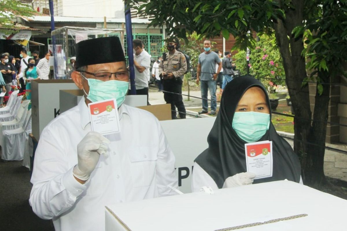 Akhyar Nasution jalan kaki untuk  coblos di TPS 22