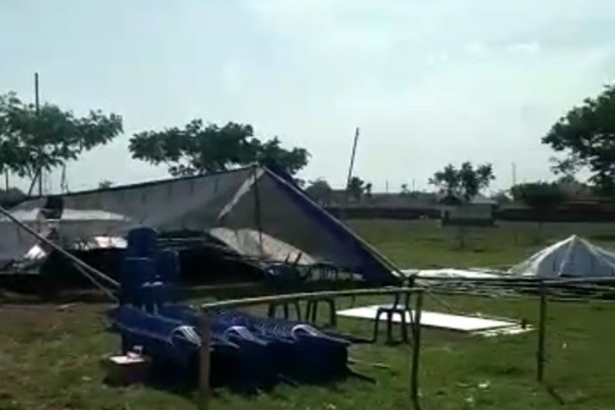 Sejumlah tenda TPS di Sumsel sempat ambruk diterjang angin kencang