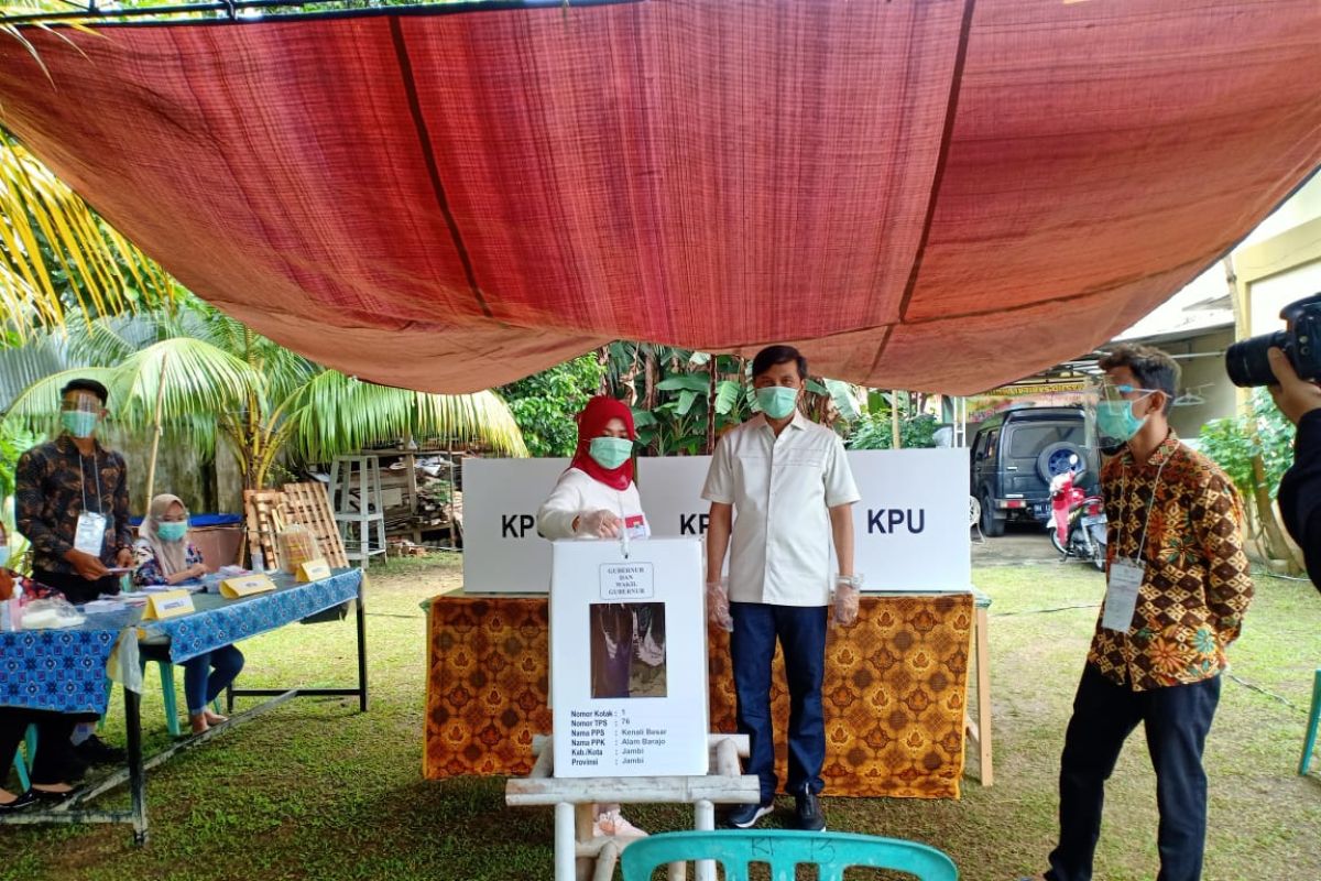Bersama istri, Ketua DPRD Provinsi Jambi salurkan hak pilihnya di TPS 14