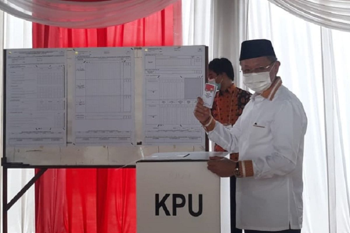 Barmasker putih, Cek Endra nyoblos di TPS 7 Pematang Sulur Telanaipura