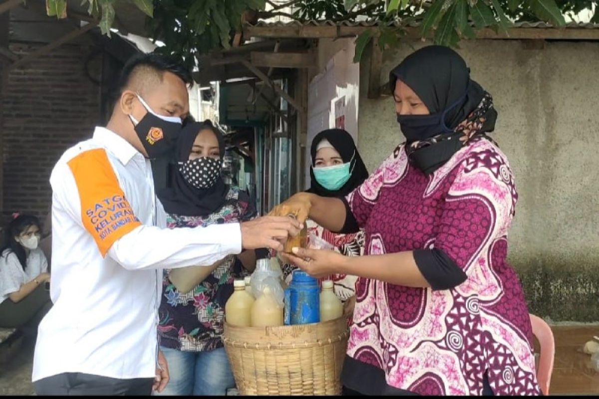 TPS unik Lampung bagikan jamu bagi warga tarik partisipasi masyarakat