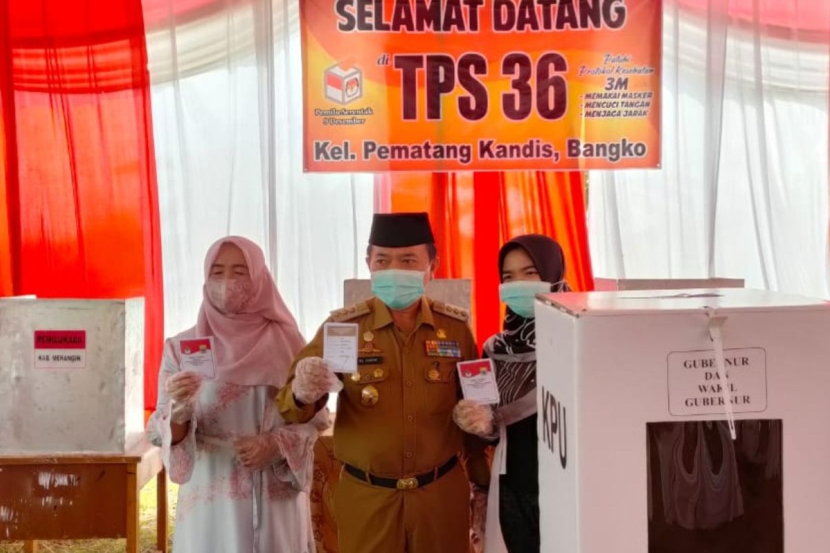 Didampingi istri dan putri, Bupati Al-Haris berikan hak suaranya di TPS 36 Pematang Kandis Bangko