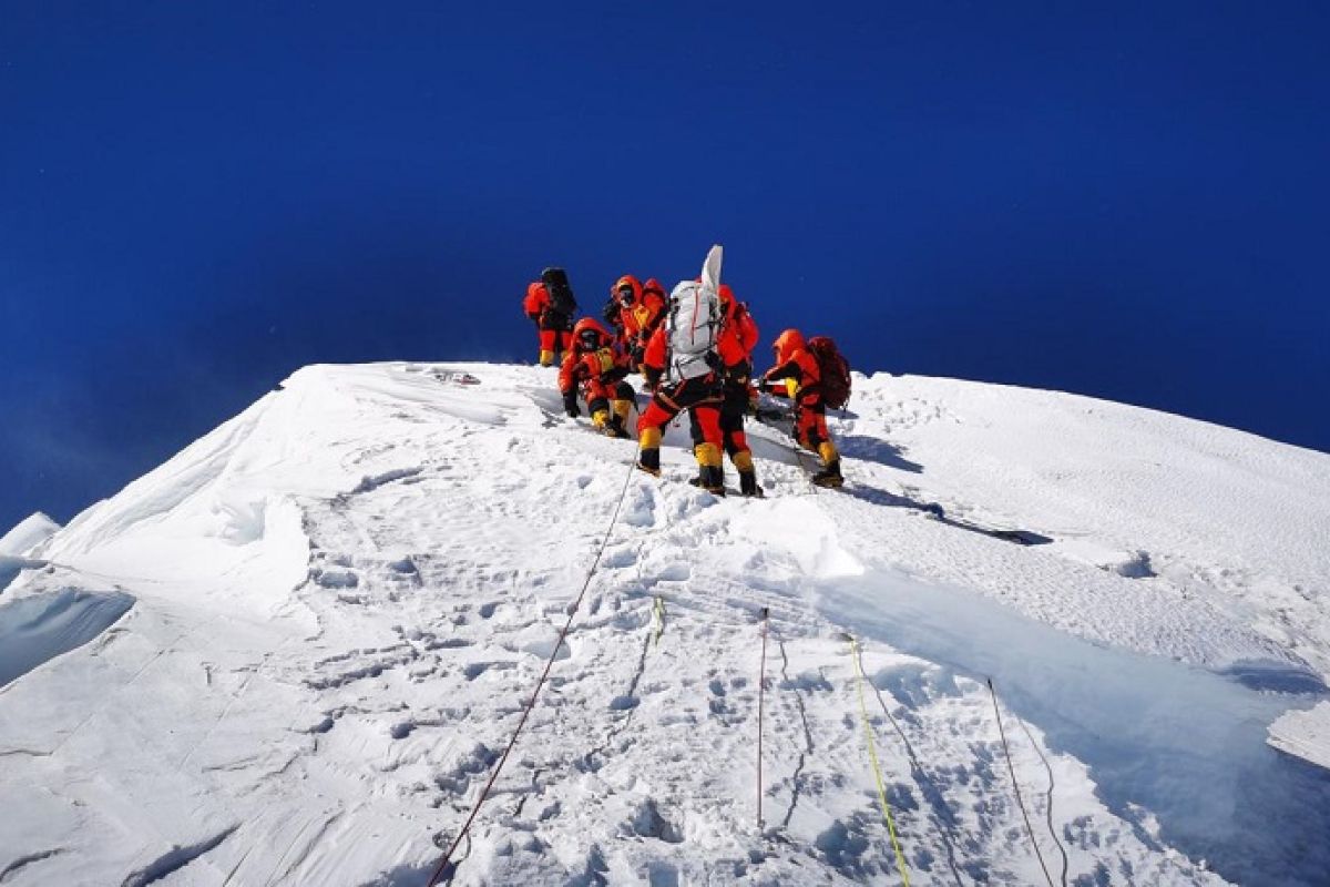 Puncak baru Gunung Qomolangma 8.848 mdpl, puncak tertinggi di dunia