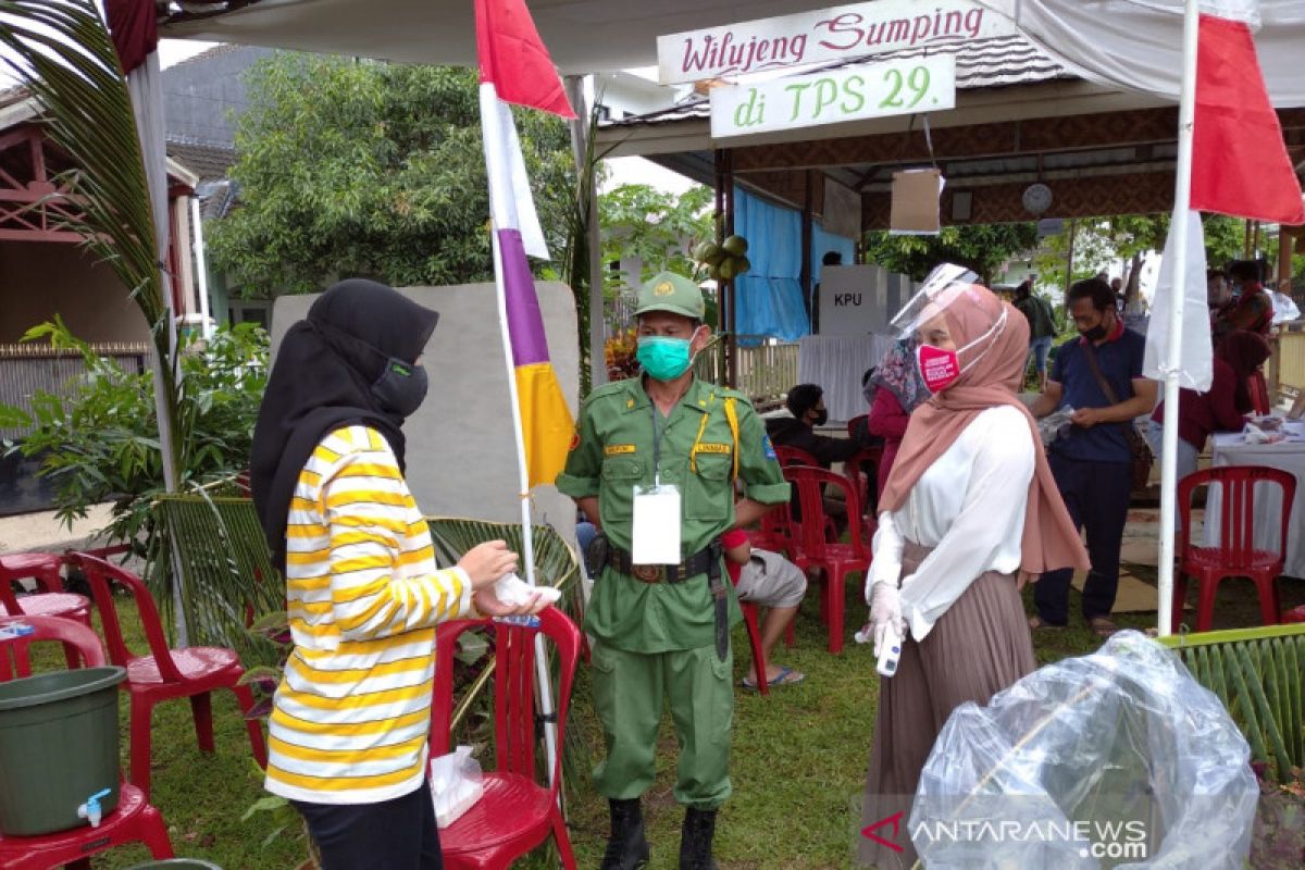 Thousands of health volunteers monitor polling stations in Cianjur