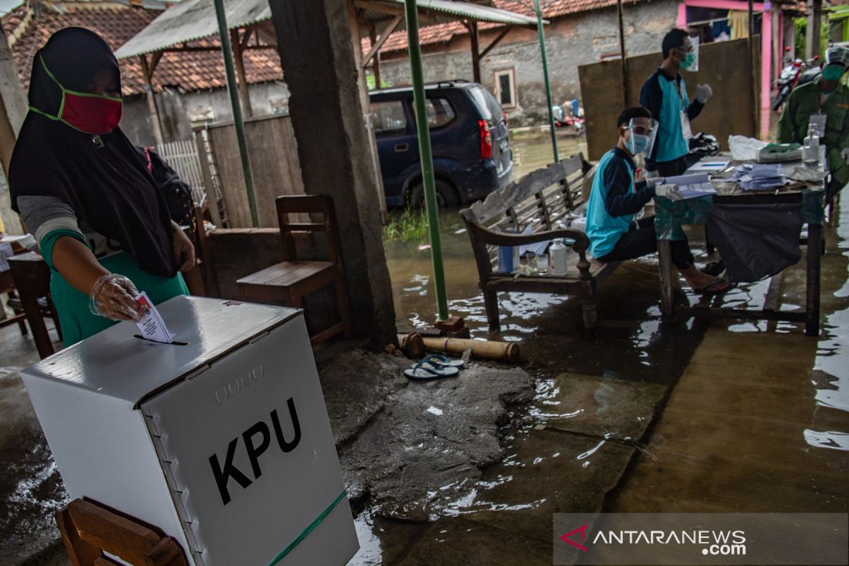 Tinggi, tingkat kehadiran pemilih di TPS terendam rob di Demak