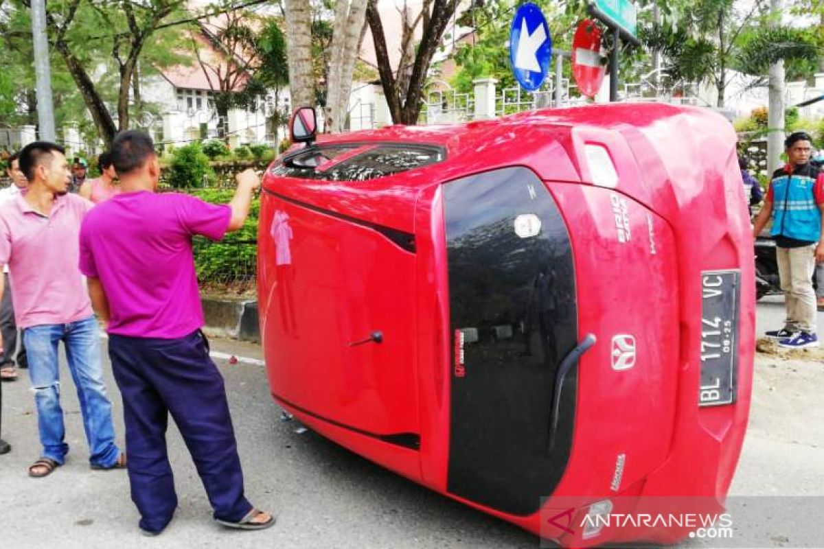 Honda Brio dan sepeda motor kecelakan di Kompleks Perkantoran Suka Makmue, begini kondisinya