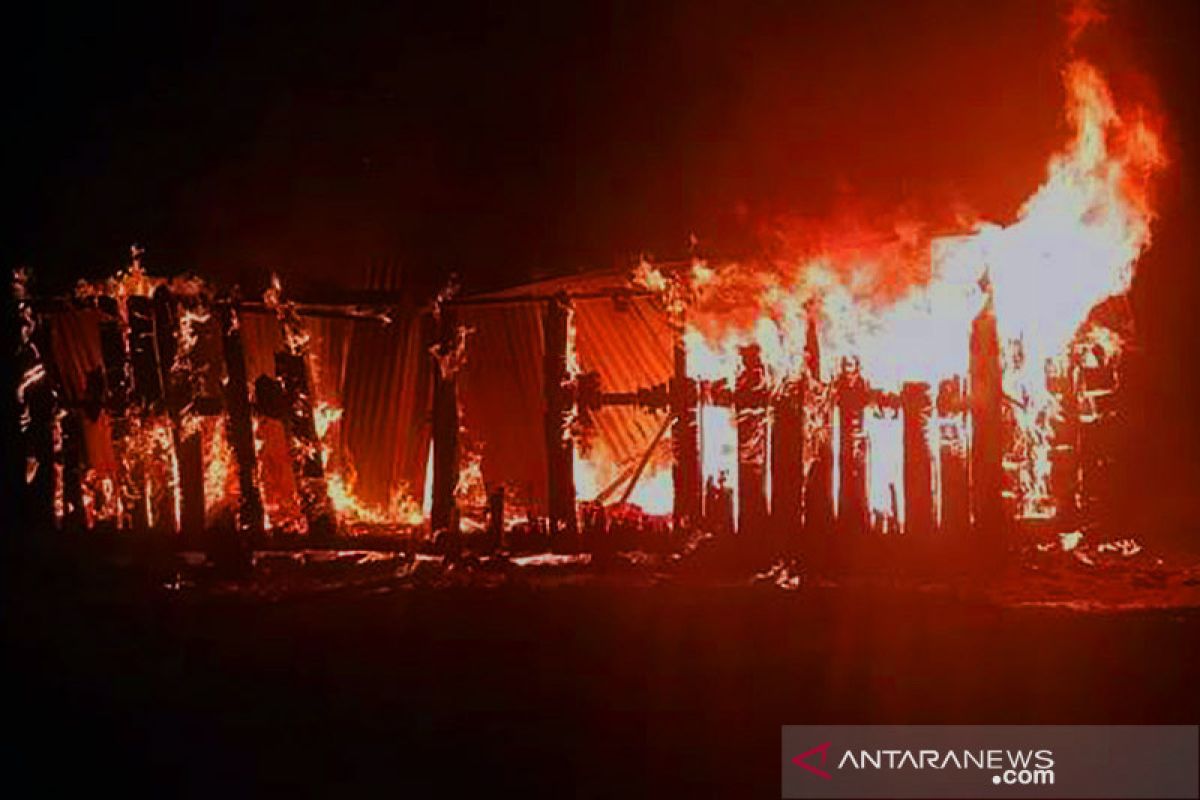 Polisi di Tolikara evakuasi jenazah anak yang terbakar