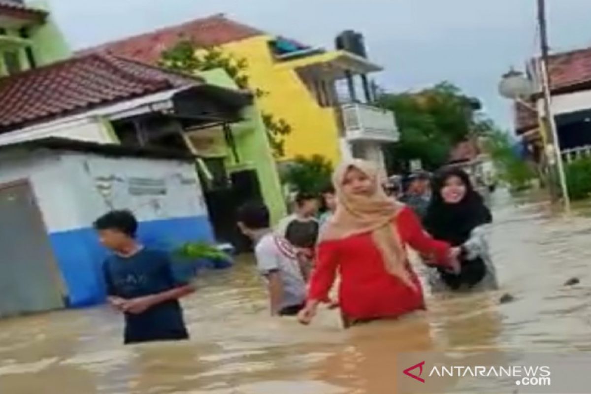 Banjir Sampang dan Bangkalan, PLN Jatim padamkan sementara aliran listrik sejumlah kawasan