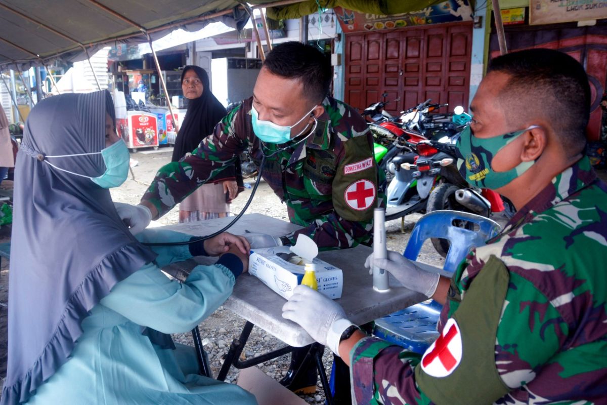 TNI kirim dokter dan apoteker layani korban banjir sakit di Aceh Utara