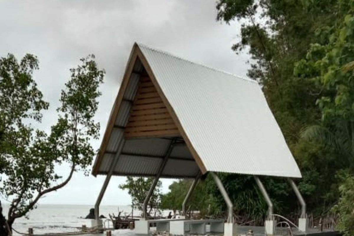 Dihantam gelombang, Ikon Pantai Cina Pulau Bawean bergeser