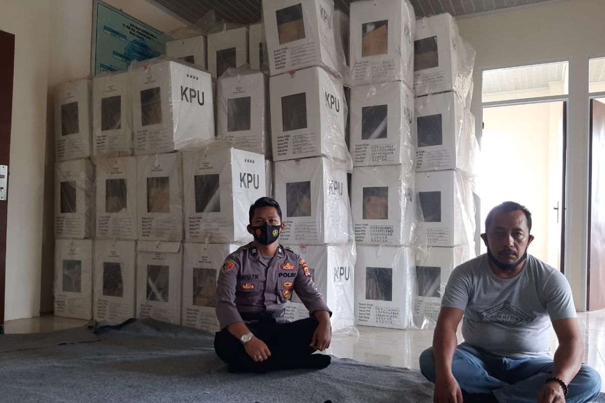 Polisi jaga gudang logistik PPK usai pemungutan suara di Serang
