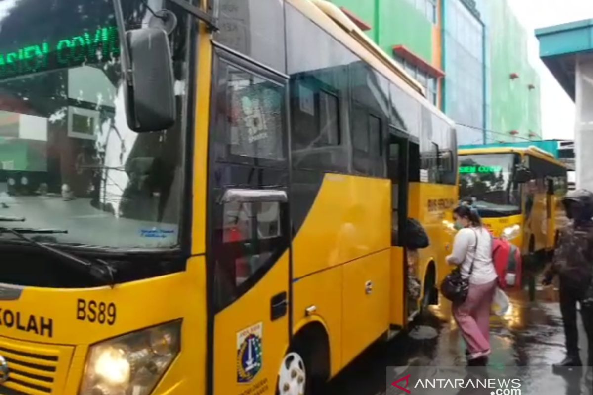 141 pasien COVID-19 Jakarta dievakuasi dengan bus sekolah