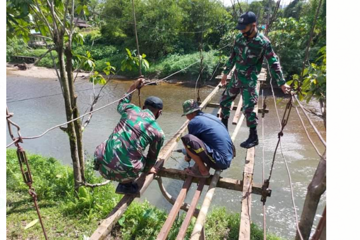 Satgas Pamtas Yonif 642/Kps bantu warga perbaiki jembatan di Desa Siding