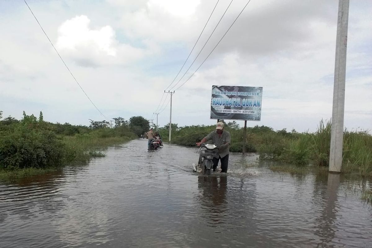 Terendam banjir, jalan lintas kecamatan di Aceh Utara masih sulit diterobos