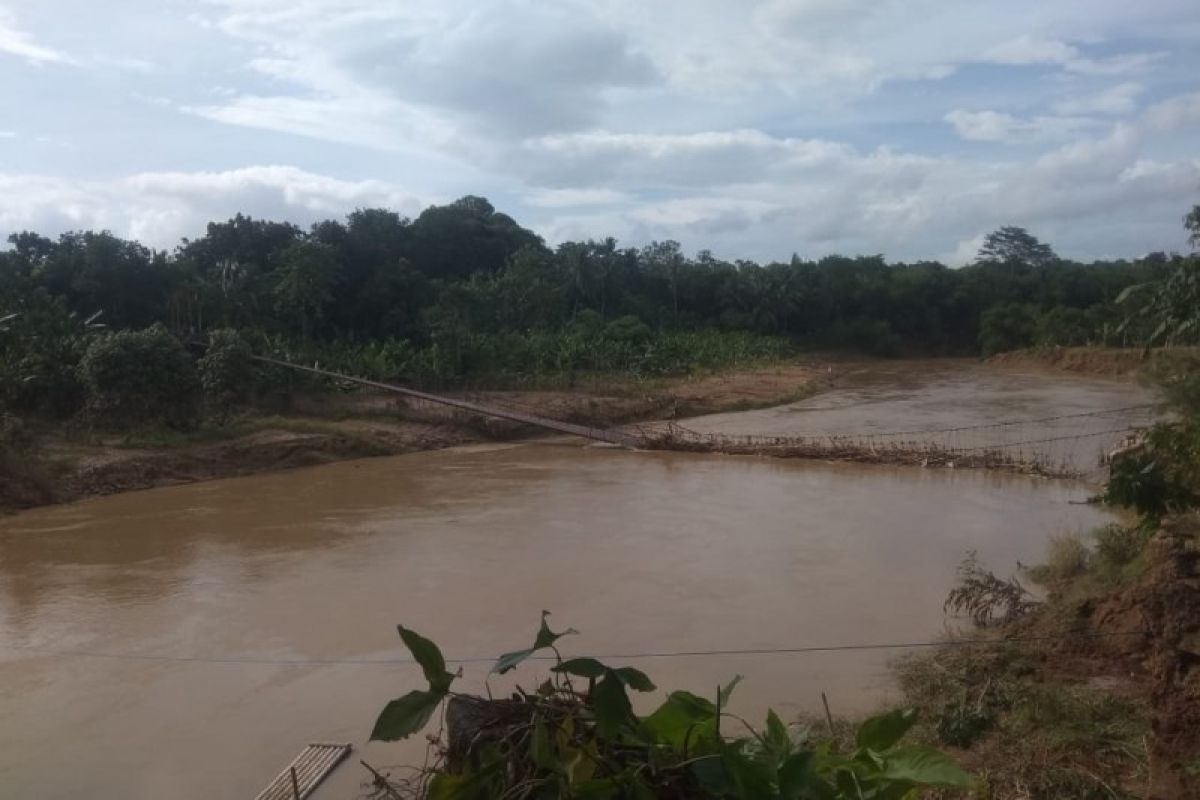 Warga Lebak minta jembatan gantung Ciwaru kembali dibangun