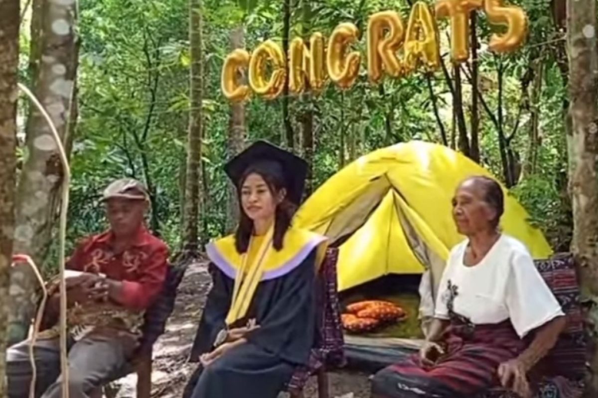 Mahasiswi di Flores Timur NTT wisuda di kebun akibat kesulitan internet