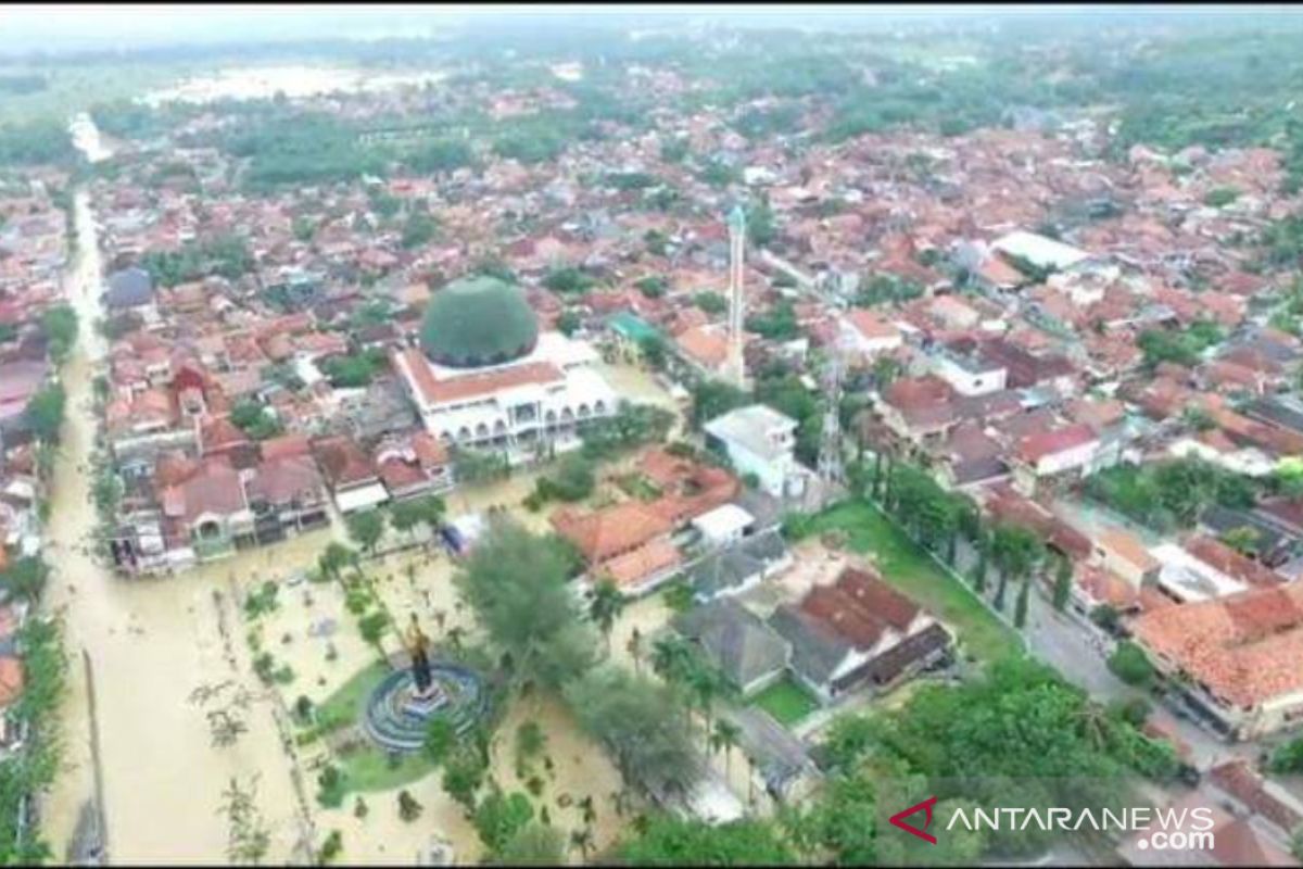 Dinsos Sampang Buka Dapur Umum Untuk Korban Banjir Antara News