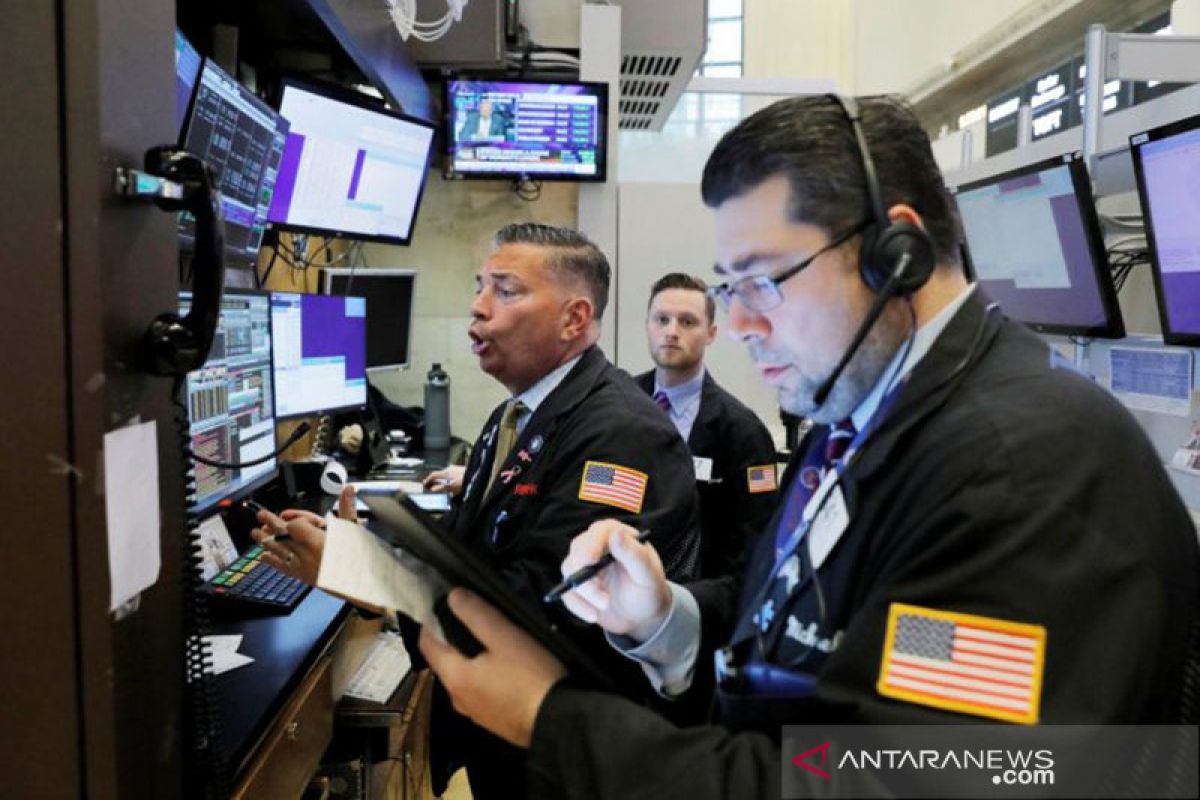 Wall Street ditutup melemah terseret penurunan saham bank dan energi