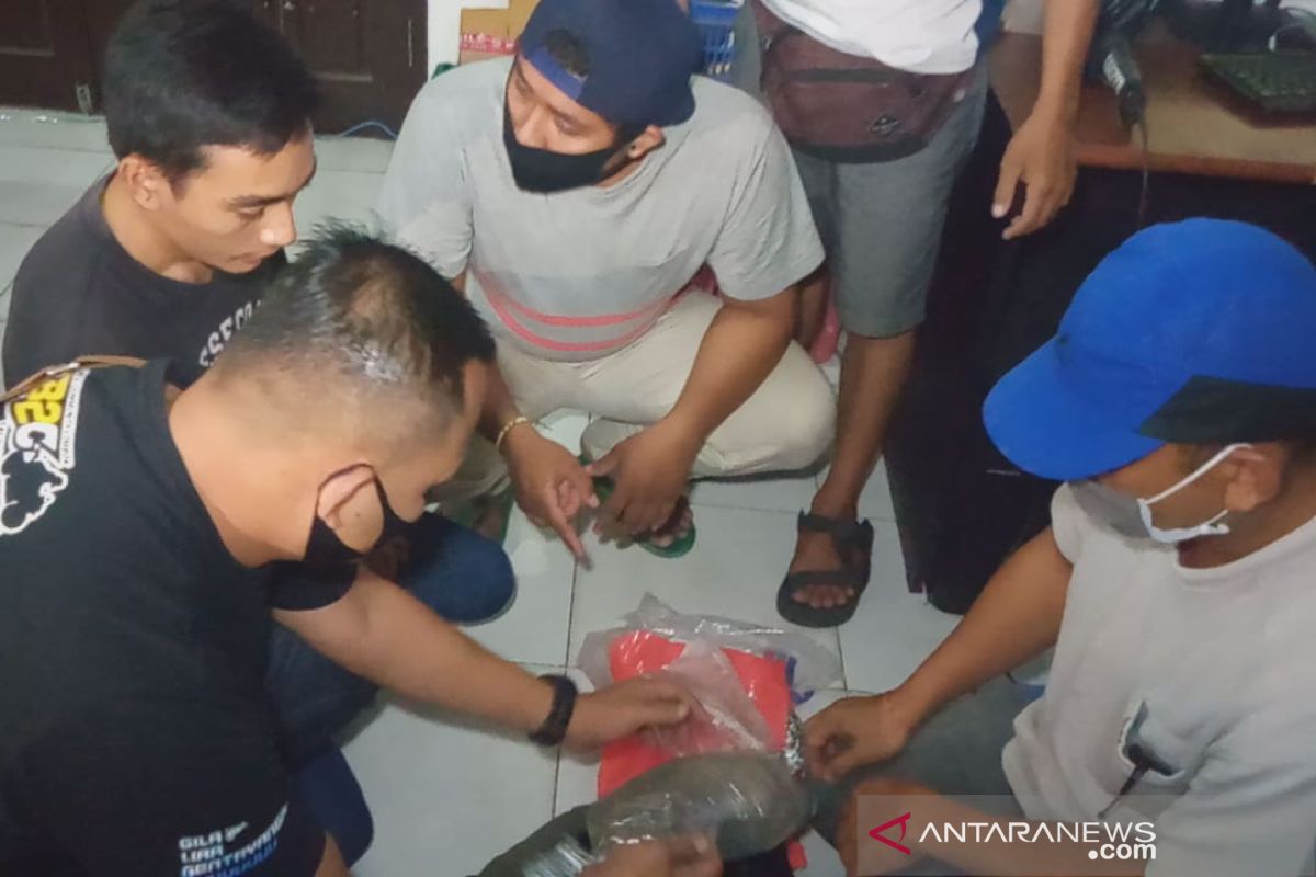 Polda NTB sita paket kiriman dari Medan berisi satu kilogram ganja kering