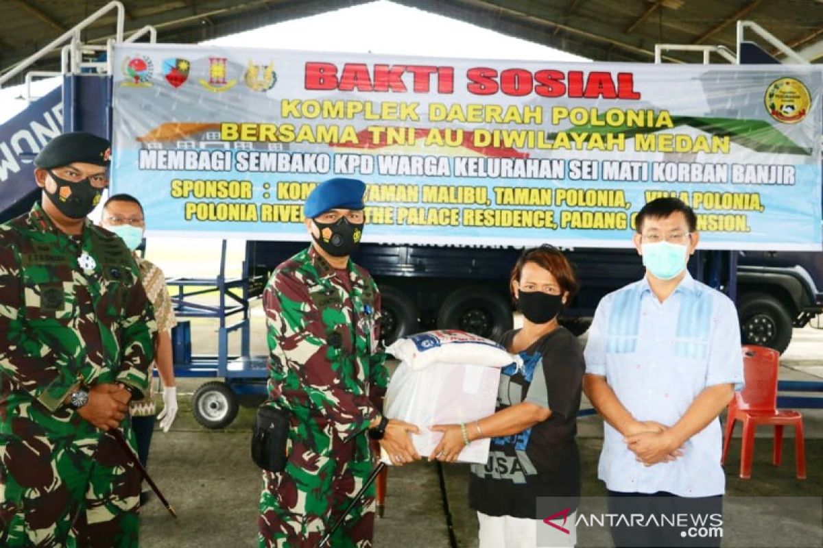 TNI AU berikan bantuan kepada masyarakat terdampak banjir di Medan